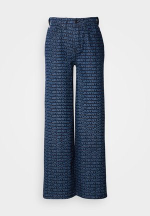 Bredde ben denimbukser med et gjentakende mønster av navy-blå og lyseblå DKNY-logo, med frontlommer og knappelukking.