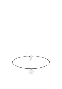 Sort snor choker halskæde med en sølv geometrisk vedhæng, der har et blomster mønster, sikret med en lille kroglås og justerbar kæde.