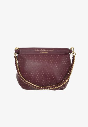 Borsa a mano in pelle color bordeaux con motivo a pois dorati, catena e tracolla intrecciata, chiusura superiore con zip e testo in rilievo sulla rifinitura in pelle sintetica.