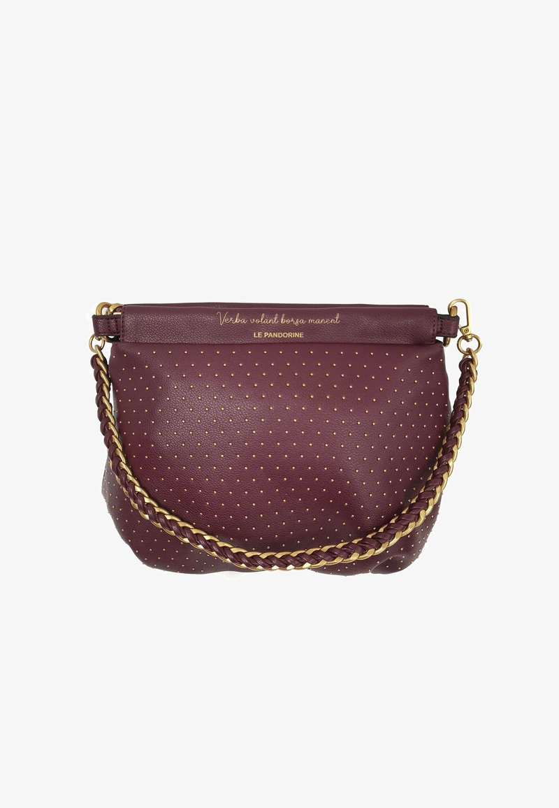 Borsa a mano in pelle color bordeaux con motivo a pois dorati, catena e tracolla intrecciata, chiusura superiore con zip e testo in rilievo sulla rifinitura in pelle sintetica.