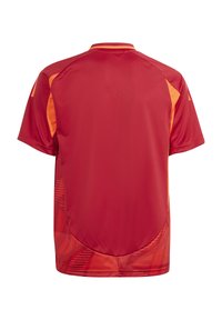 Maglia sportiva rossa a maniche corte, caratterizzata da un motivo a gradiente che va dal rosso all'arancio nella parte inferiore, realizzata in tessuto traspirante.
