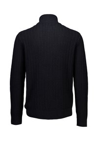 Schwarzer Strickpullover mit gerippter Textur, hohem Kragen und langen Ärmeln. Die Rückansicht zeigt ein Fischgrätmuster und taillierte Bündchen.