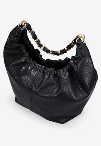 Bolso de mano de cuero negro con parte superior recogida y asa de cadena en tono dorado. Presenta una superficie texturizada y una base estructurada para mayor estabilidad.