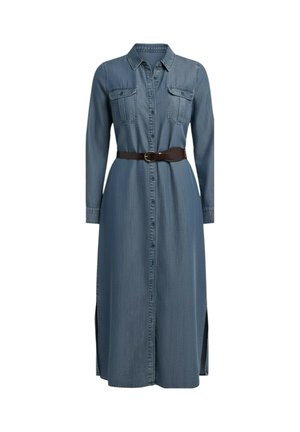 Lungo abito camicia in denim blu con maniche lunghe, chiusura con bottoni frontale, tasche sul petto, spacchi laterali e cintura marrone scuro in vita.
