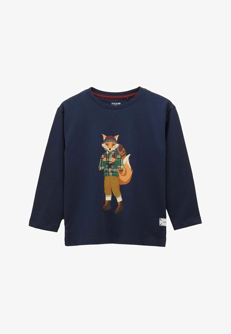 Námořnicky modrá košile s dlouhým rukávem s potiskem kreslené lišky, která má na sobě čepici, kostkovanou košili, batoh a turistické boty.