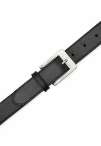 Černý kožený opasek se stříbrnou obdélníkovou kovovou sponou, pěti nastavitelnými otvory a smyčkou pro upevnění konce pásku na bílém pozadí.