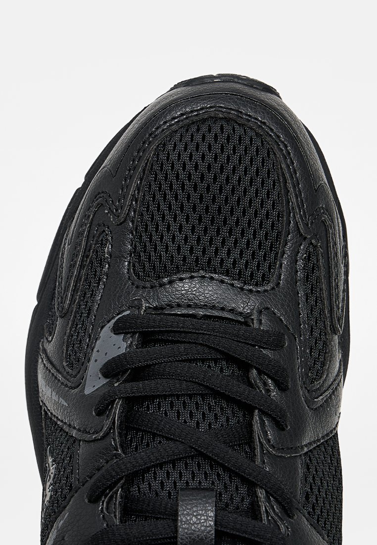 Sneaker low