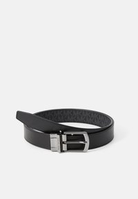 Cintura in pelle nera con fibbia argentata, caratterizzata da incisioni "Michael Kors" e motivo del logo MK all'interno della fascia.