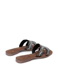Geknoopte slidesandalen met een zwart bandontwerp met textuurdetails en een bruine binnenzool. Platte zool met subtiele stiksels.