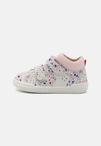 Weißer Sneaker mit pinkem und blauem Spritzmuster, zwei Klettverschlüssen, strukturiertem Mesh-Kragen und Gummisohle. Runde Zehenform.