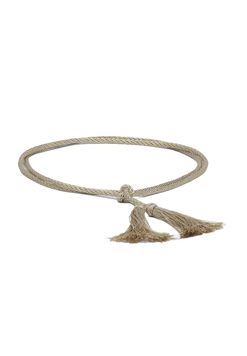 Cintura intrecciata beige con due nappine decorative all'estremità. Realizzata in un materiale testurizzato, presenta un design annodato per la chiusura.