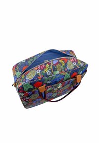Sac de voyage floral coloré en tissu au toucher lisse, avec une fermeture éclair, des accents beige et des poignées de transport doubles.