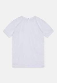 T-shirt blanc à manches courtes en tissu lisse. Il présente un col rond et un ourlet droit, sans motifs ni éléments visibles.
