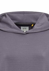 Paarse capuchontrui van zacht materiaal met een subtiele textuur, een kangoeroe-achtige zak en de tekst "gemaakt voor dagelijkse avonturen" op de voorkant gedrukt.