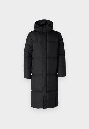 Schwarzer Puffer-Mantel mit Kapuze, der eine lange Silhouette und große, gesteppte Abschnitte aufweist. Enthält einen Frontreißverschluss und Seitentaschen.