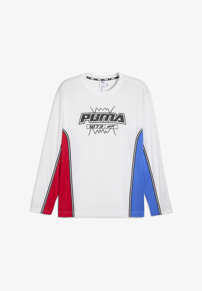 Hosszú ujjú, fehér póló piros és kék oldalsó panelek nélkül. Fekete Puma logóval rendelkezik, amely texturált dizájnnal és kontrasztos varrással készült.