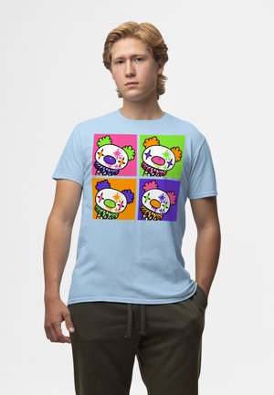 Henry Tiger, GLOOMY BEAR NAUGHTY GRIZZLY SCARY CLOWN HALLOWEEN POP ART - Triko s potiskem - light blue