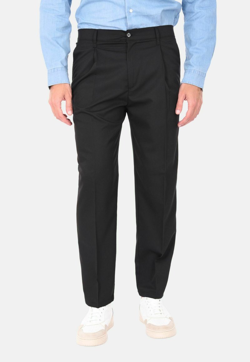 Pantaloni neri con una vestibilità sartoriale e pieghe frontali, realizzati in un tessuto liscio, arricchiti da tasche laterali e chiusura a bottoni.