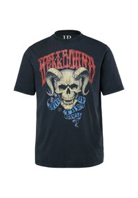 Camiseta de algodón negra con un gráfico central de calavera con cuernos, adornada con texto rojo y azul: "Hellbound" y "Drive By The Devil."