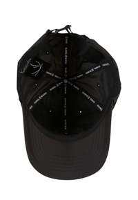 Sort kasket med bøjet skygge, designet i et letvægtsstof. Har ventilationshuller og indvendige mærkebånd med "KARL KANI" logo.