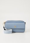 DISTINCT CAMERA BAG - Ülerinna-kott - brisk blue