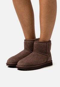 UGG - CLASSIC MINI - Klasszikus bokacsizmák - burnt cedar Miniatűr kép 1