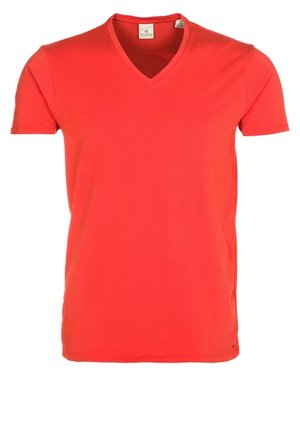 Rood T-shirt van katoen met korte mouwen en V-hals, met een klein labeltje zichtbaar aan de binnenkant van de kraag.