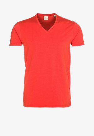 Rood T-shirt van katoen met korte mouwen en V-hals, met een klein labeltje zichtbaar aan de binnenkant van de kraag.