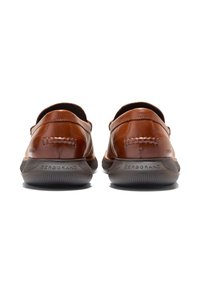 Scarpe slip-on in pelle marrone con dettagli cuciti e suola in gomma dotata di battistrada testurizzato. Marca visibile sul tallone.