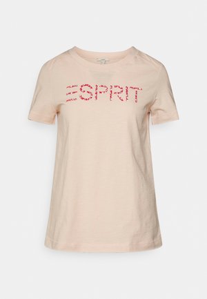 Lichtroze T-shirt met korte mouwen en ronde hals, met het "ESPRIT"-logo in een rood bloemenpatroon over de borst.