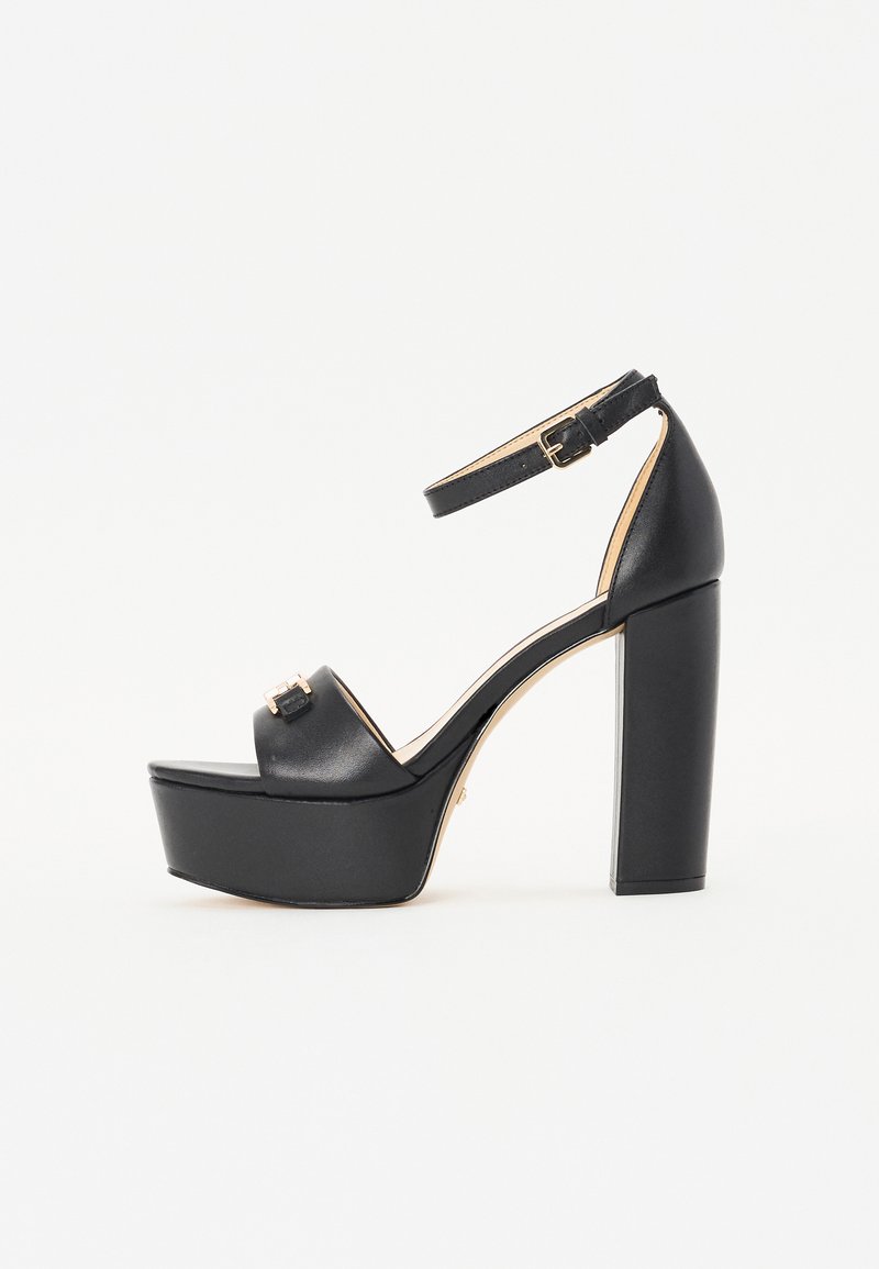 Sandalele negre cu platformă au o curea lată cu o cataramă accentuată cu aur, un toc înalt și un finisaj din piele netedă.