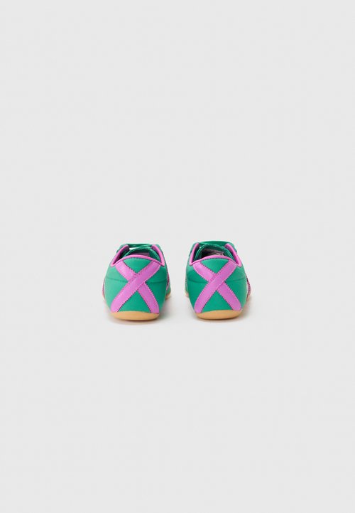 adidas TOKYO W - Zapatillas - court green/purple burst/gum — photo 5