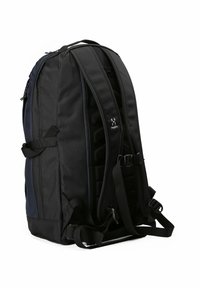 Schwarzer Rucksack mit strukturierter Oberfläche und gepolsterten Trägern. Verfügt über einen verstärkten Boden und Seitentaschen für zusätzlichen Stauraum.