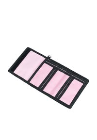 Černá peněženka z látky s růžovým interiérem. Obsahuje několik přihrádek na karty a suchý zip. Kompaktní, obdélníkový tvar pro snadné uložení.