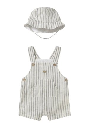 Monos de tela a rayas en tonos claros, con botones de madera y un bolsillo frontal, combinado con un sombrero de cubo a juego.