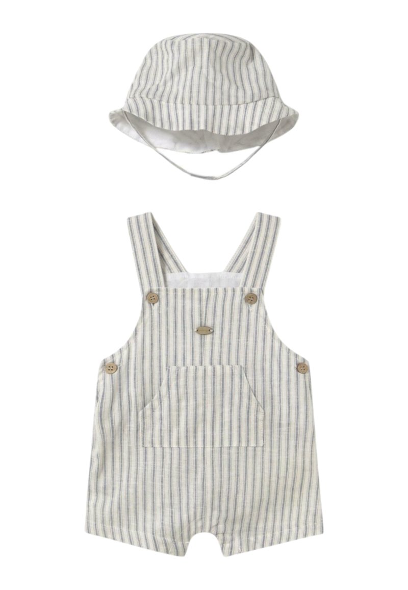 Monos de tela a rayas en tonos claros, con botones de madera y un bolsillo frontal, combinado con un sombrero de cubo a juego.