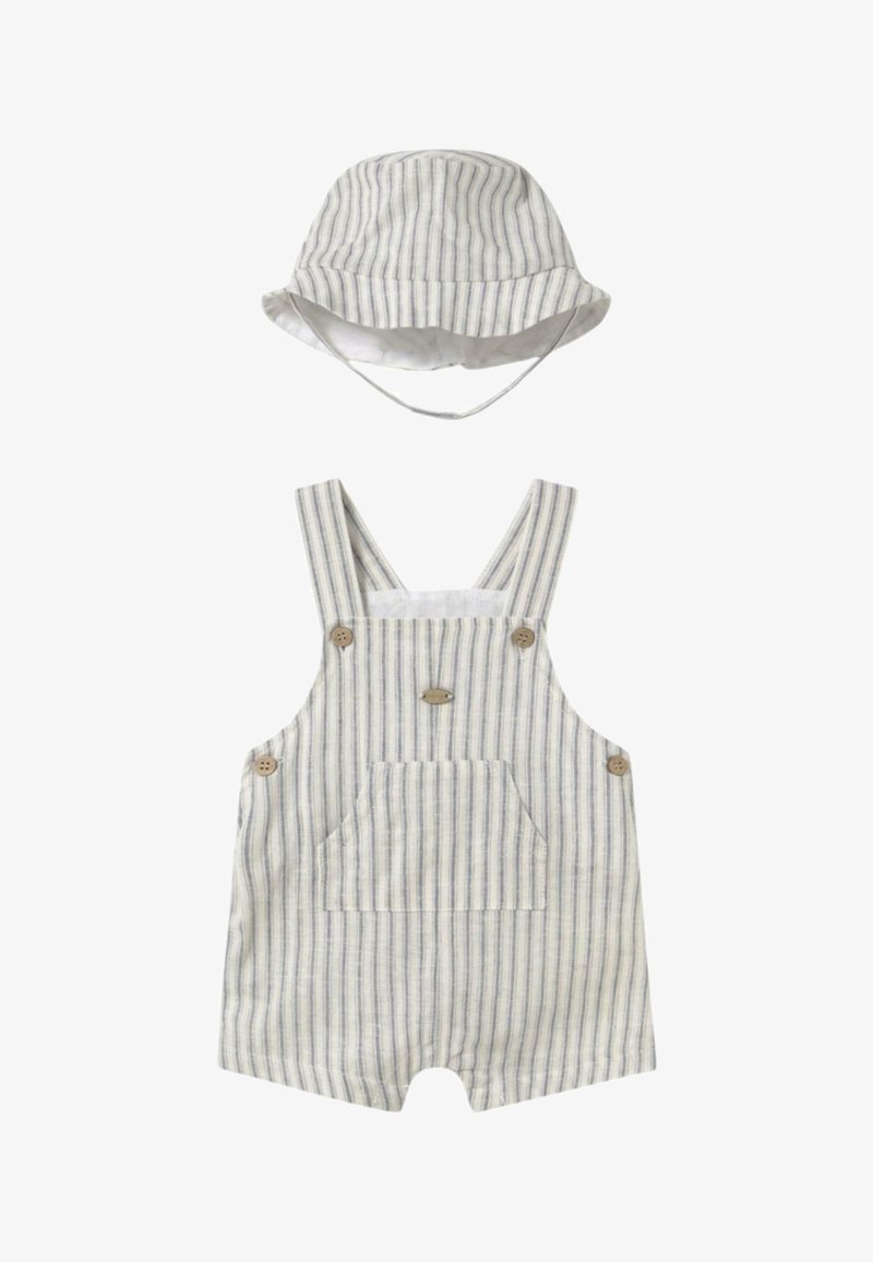 Monos de tela a rayas en tonos claros, con botones de madera y un bolsillo frontal, combinado con un sombrero de cubo a juego.