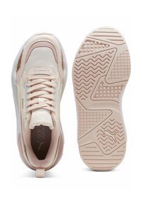 Baskets avec une tige en mesh crème et rose clair, dotées d'une semelle texturée, de lacets et d'un logo. Conçues pour le confort et le maintien.