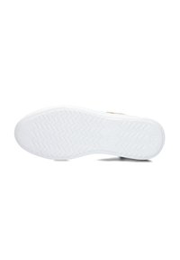 Witte sneakersool met een golvend loopvlak, met een verhoogd logo en maat '38' erin gedrukt. Goedkope textuur, afgeronde rand.