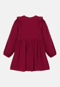 Bordo šaty s textúrovanou tkaninou, dlhými puff rukávmi, volánikmi pozdĺž ramien a zapínaním na zips na chrbte.