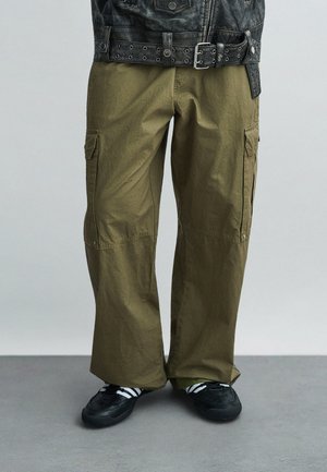 CURVED LOGO PANTS  - Oldalzsebes nadrágok - army green