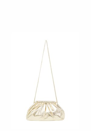 Metalická zlatá kabelka na rameno se zřaseným designem, hladkým povrchem a tenkým popruhem. Má zaoblený tvar a jemné skladby.