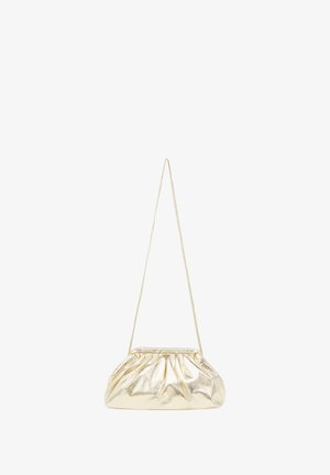Metalická zlatá kabelka na rameno se zřaseným designem, hladkým povrchem a tenkým popruhem. Má zaoblený tvar a jemné skladby.