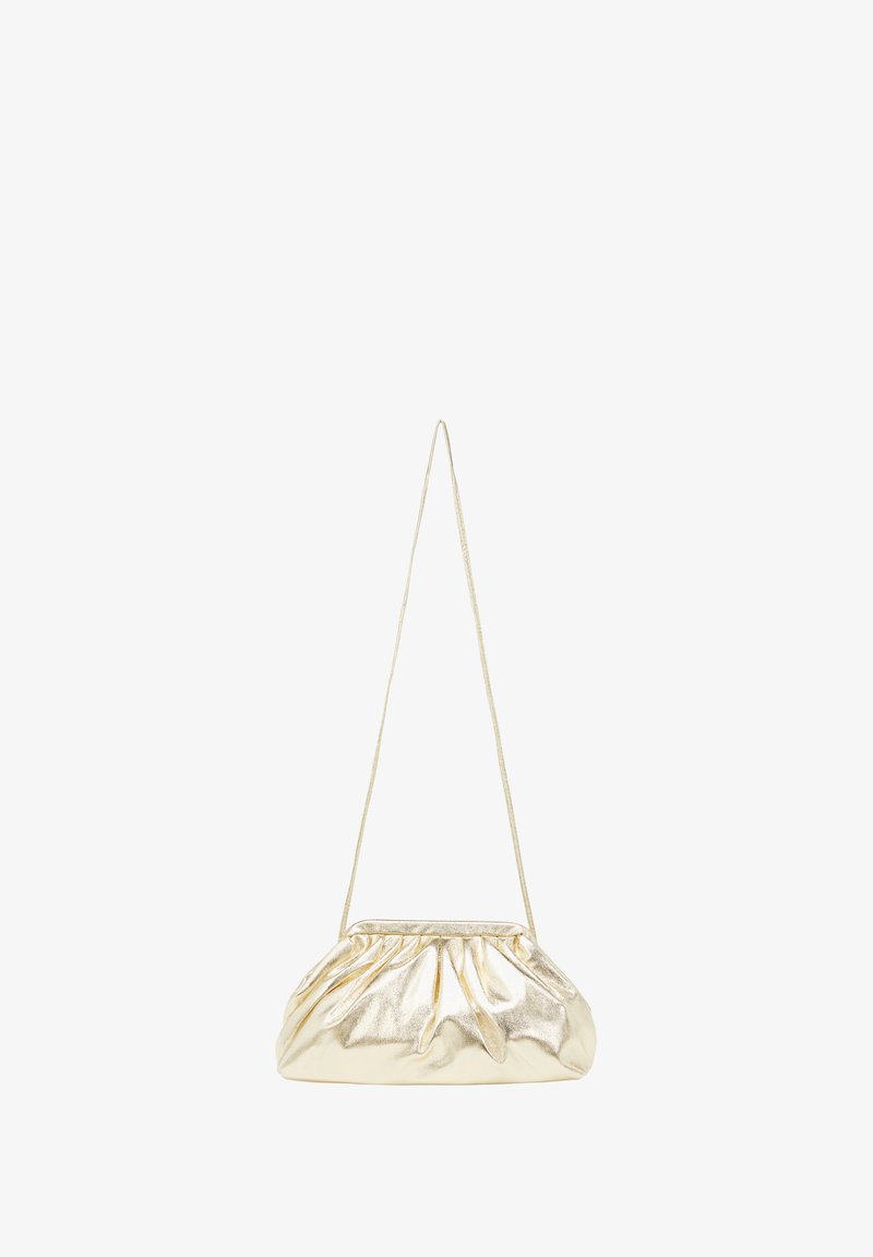 Fémes arany válltáska gyűrt dizájnnal, sima textúrával és vékony pánttal. Kerek formájú, puha redőkkel rendelkezik.