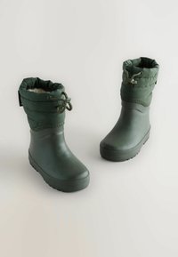 Bottes en caoutchouc vertes avec un col doux et isolé et un cordon de serrage. Semelles texturées pour une adhérence, finition lisse et design à bout arrondi.