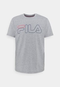 Camiseta gris de manga corta hecha de algodón, con un gran logo de FILA en azul y rojo en el frente. Diseño de cuello redondo y dobladillo recto.