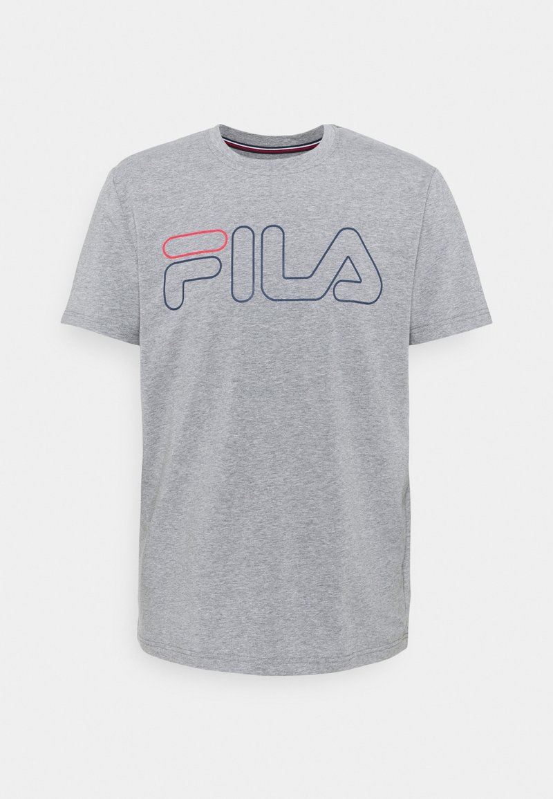 Camiseta gris de manga corta hecha de algodón, con un gran logo de FILA en azul y rojo en el frente. Diseño de cuello redondo y dobladillo recto.