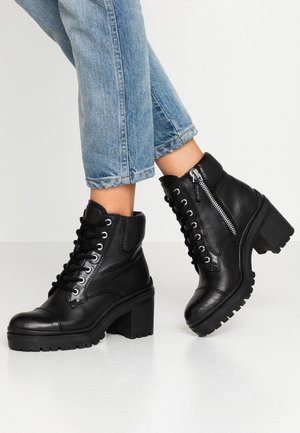 Enkellaarsjes met plateauzool - black