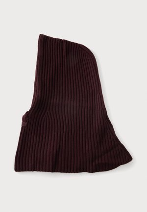 Cagoule en tricot côtelé brun foncé avec un design ouvert sur le visage, présentée à plat sur un fond gris clair.