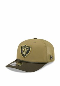 Khakifarbenes Baseball-Cap mit grünem Schirm; zeigt ein erhabenes schwarzes und goldenes Raiders-Logo auf der Vorderseite; Netzseitenteile sorgen für Atmungsaktivität.